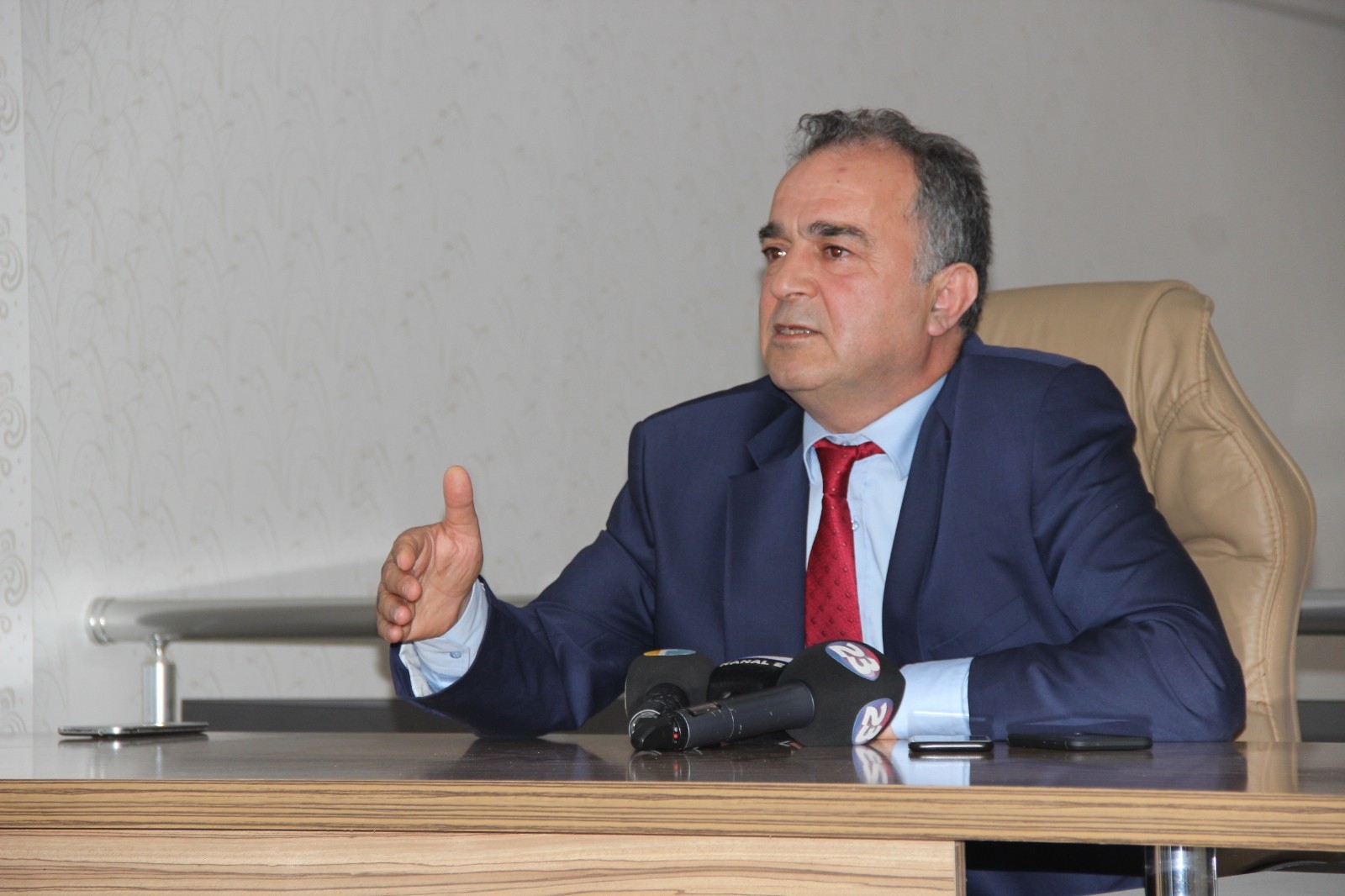 ESKİ BAŞKANDAN BÖLGE KULÜPLERİNE ALT YAPI ELEŞTİRİSİ