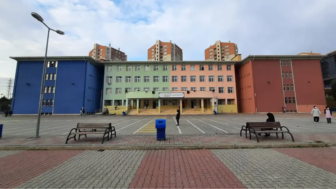 Başakşehir’de okulda bıçaklı kavga: Beş öğrenci yaralandı