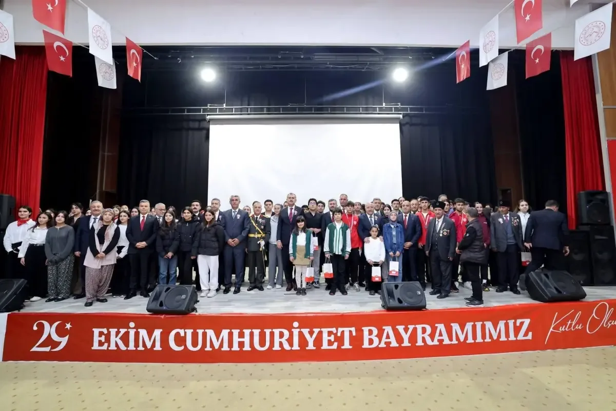 Ağrı’da 29 Ekim Cumhuriyet Bayramı coşkuyla kutlandı