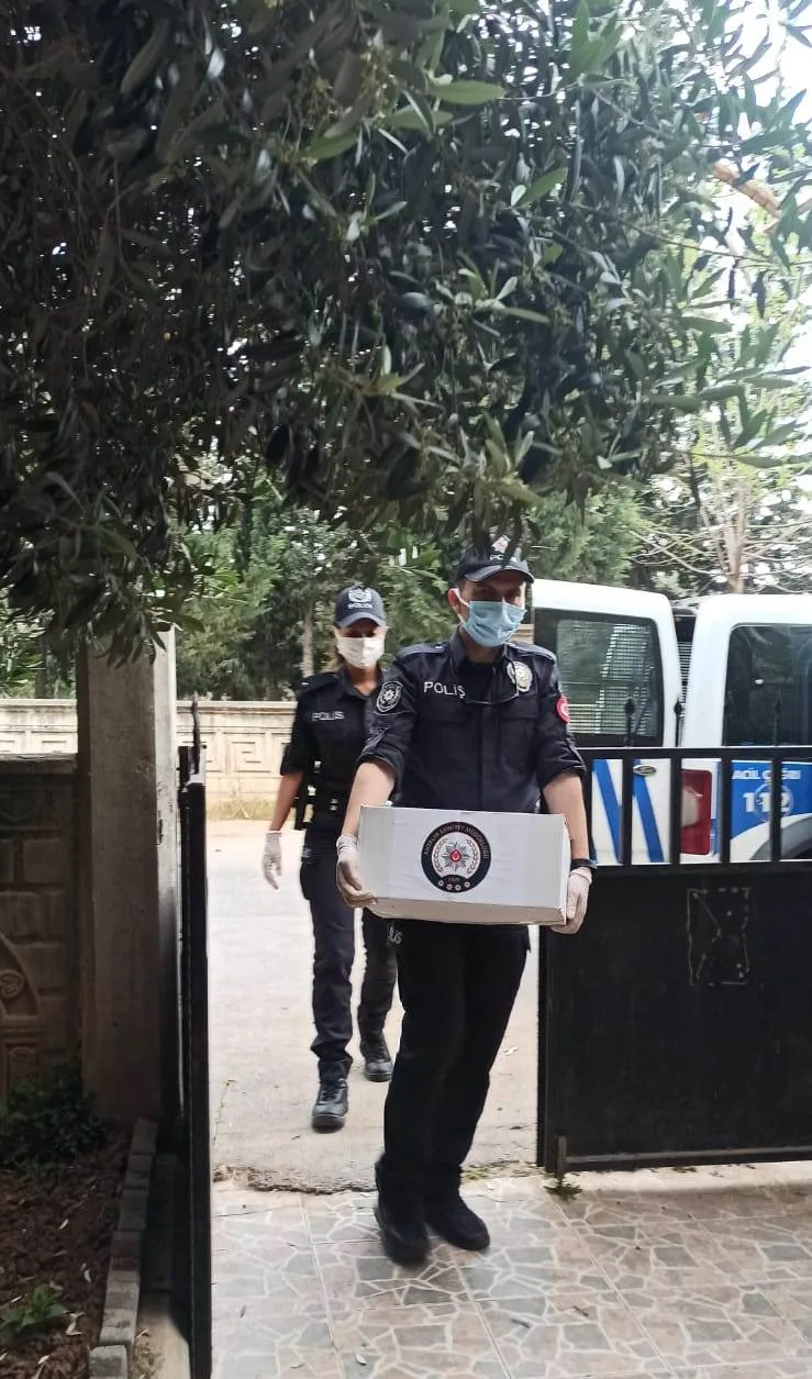Antalya Polisi ve Eşleri “Yan Yana Olamasak da Biz Bir Aileyiz” Projesi Kapsamında Ramazan Ayında Vatandaşlarımızın Yüzünü Güldürdü