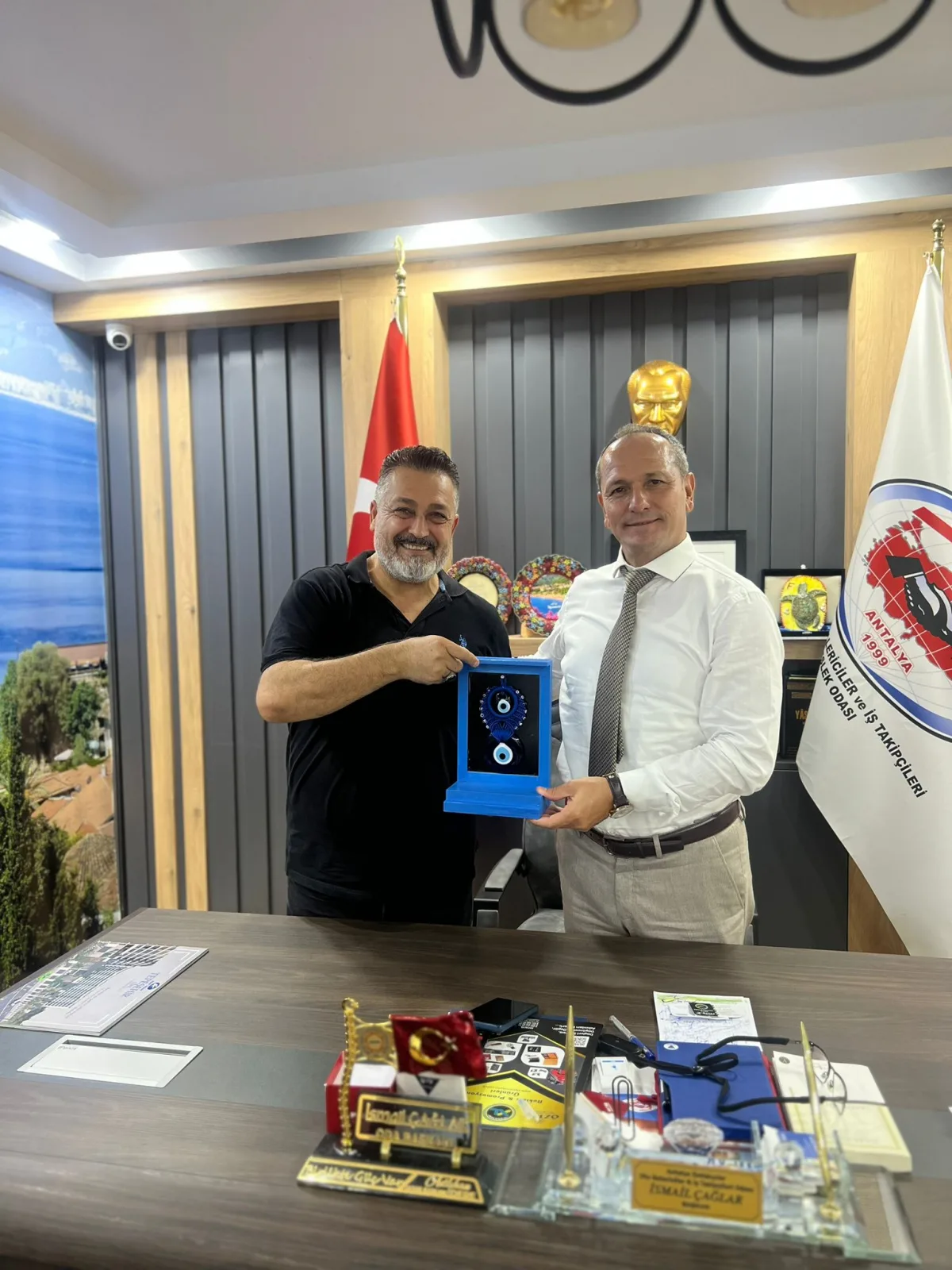 KÖKSAL SELÇUK TARAFINDAN İSMAİL ÇAGLAR'A NAZAR BONCUĞU TAKDİM EDİLDİ