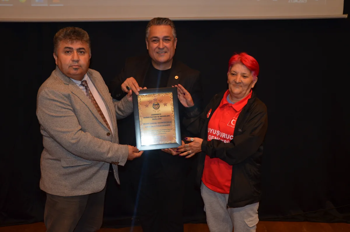 ANTALYA 07 İYİLİK DERNEĞİ’NE “TOPLUMSAL SORUMLULUK VE UMUT IŞIĞI” ÖDÜLÜ